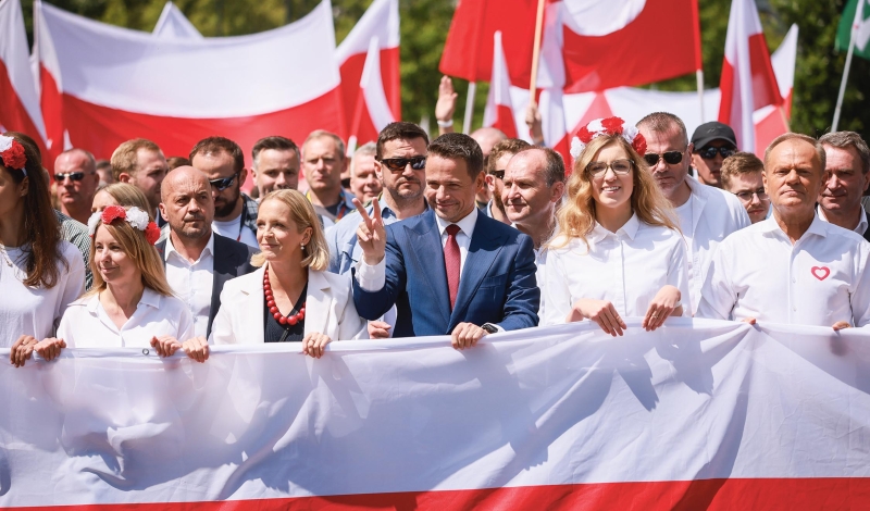 fot. Leszek Szymański/PAP, Zrzut ekrany www.facebook.com/sokzburaka